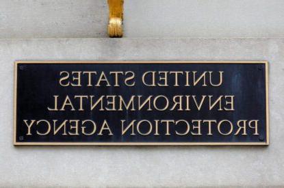 FILE PHOTO: Signage is seen at the headquarters of the United States Environmental Protection Agency (环境保护署) in Washington, D.C., U.S.2021年5月10日. 路透社/安德鲁·凯利/资料图片